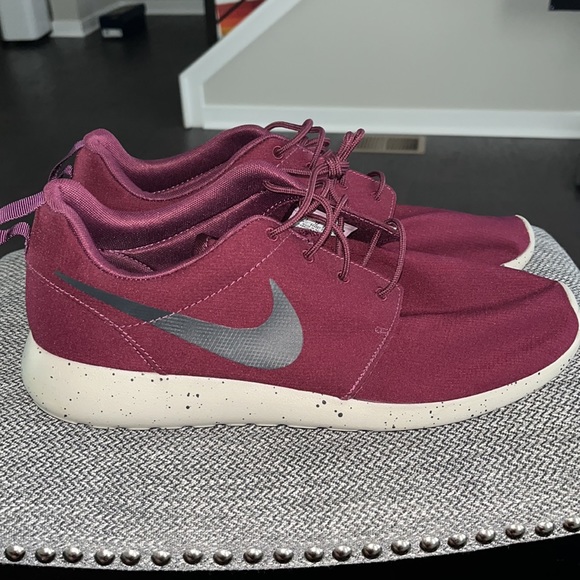 Nike Roshe Run Sneakers - Picture 2 of 6